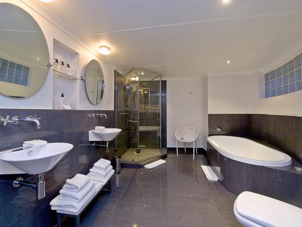 Villa Afrikana Guest Suites - Bathroom 